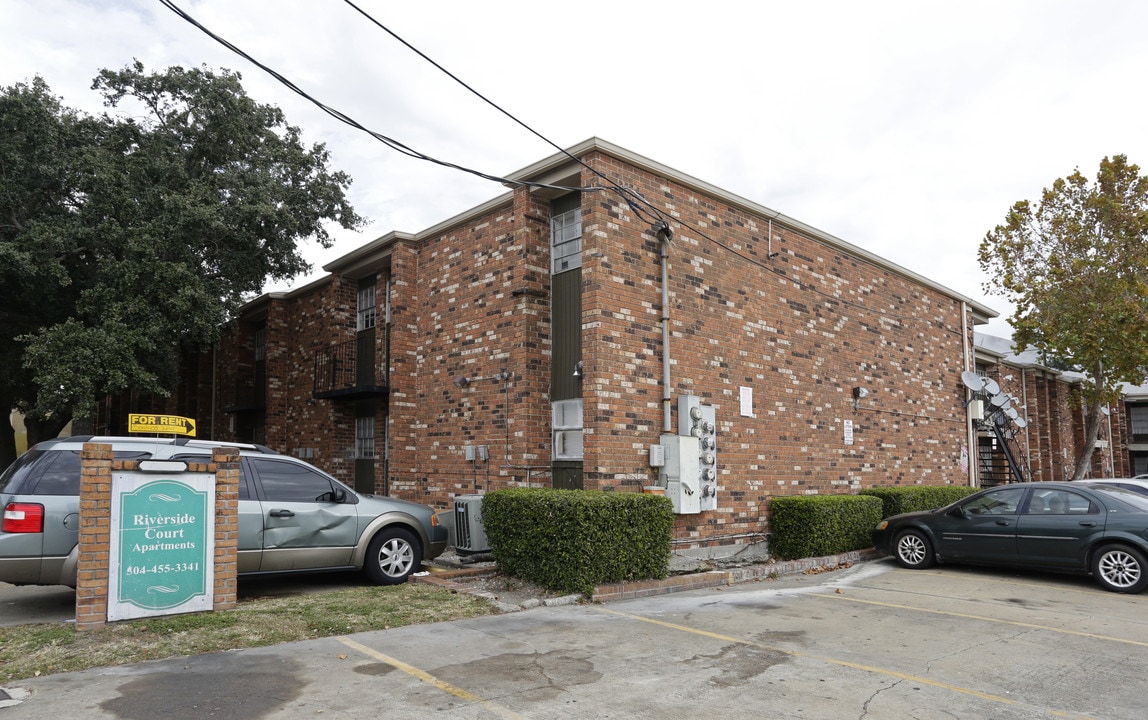 Riverside Court in Metairie, LA - Building Photo