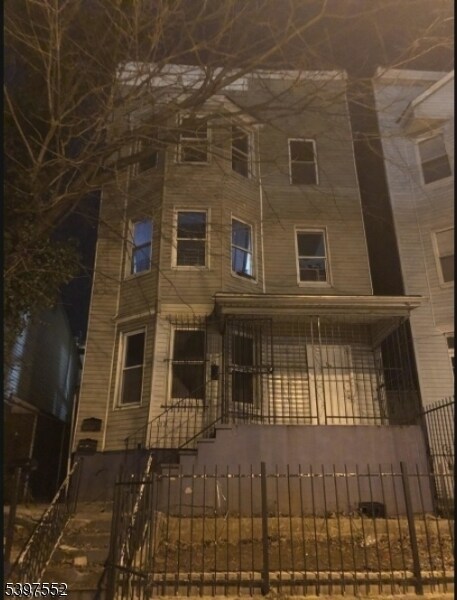 133 Elizabeth Ave in Newark, NJ - Building Photo
