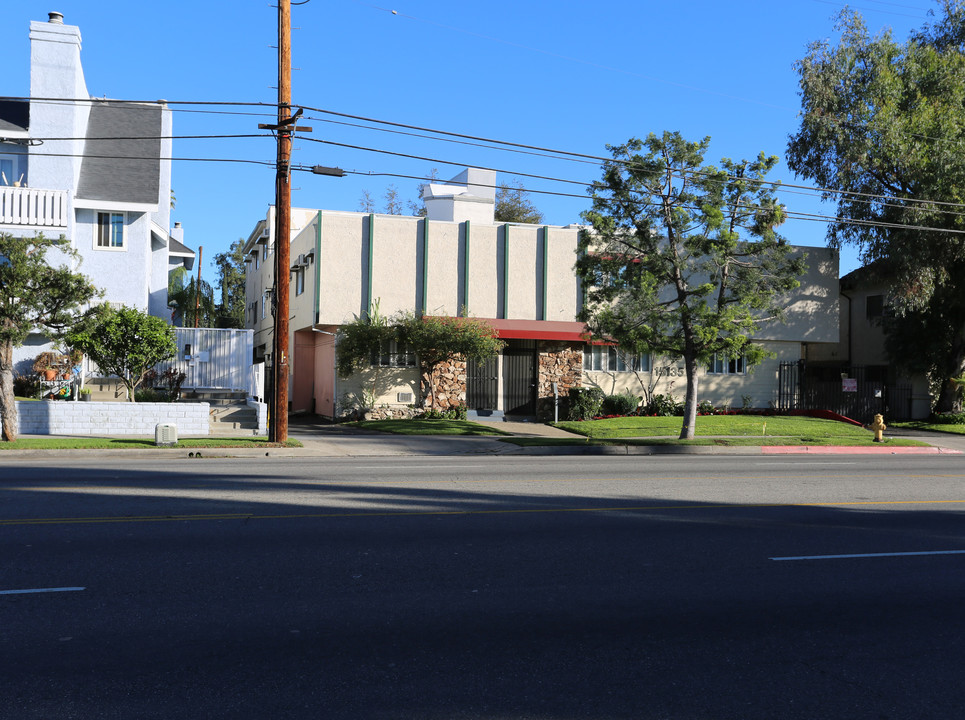 15135 Victory Blvd in Van Nuys, CA - Building Photo