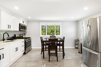 851 Brook St in West Babylon, NY - Foto de edificio - Building Photo