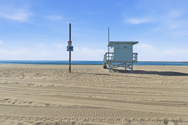 6400 Pacific Ave in Los Angeles, CA - Foto de edificio - Building Photo