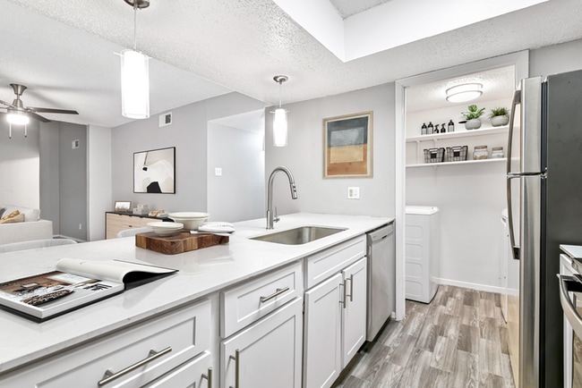 Liv on the Green Apartment Homes in Arlington, TX - Foto de edificio - Building Photo