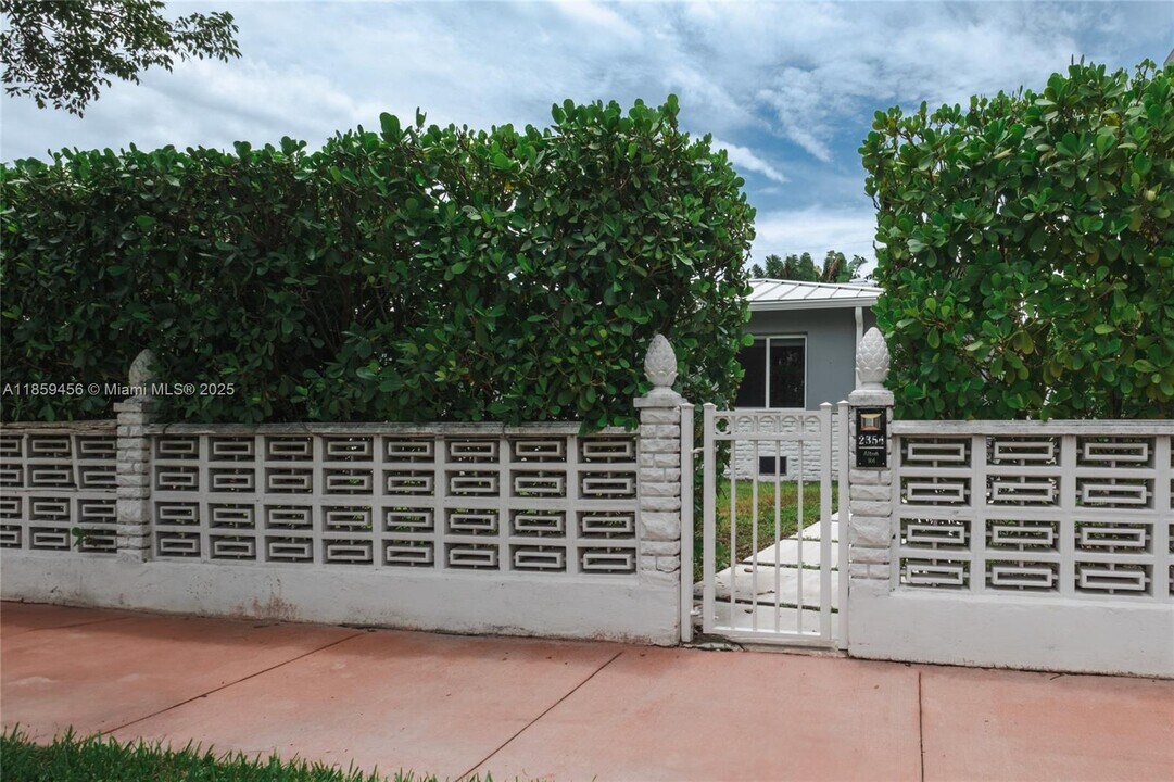 2354 Alton Rd in Miami Beach, FL - Building Photo