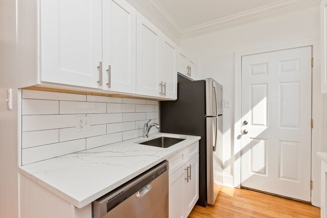 property at 5332 N Kenmore Ave