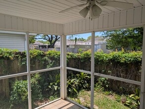 906 Lauderhill Ln in Fort Walton Beach, FL - Foto de edificio - Building Photo