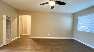 4233 Euclid Ave in San Diego, CA - Foto de edificio - Interior Photo