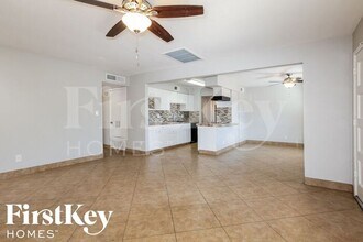 2324 E Paradise Dr in Phoenix, AZ - Building Photo - Building Photo