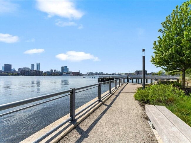 99 Sumner St, Unit 321 in Boston, MA - Foto de edificio - Building Photo