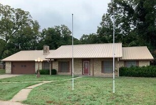 1470 W South Loop in Stephenville, TX - Building Photo