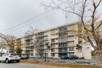 Bahia Vista Condominiums in Miami, FL - Building Photo - Building Photo