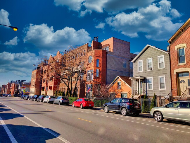 1642 W Augusta Blvd, Unit 2F