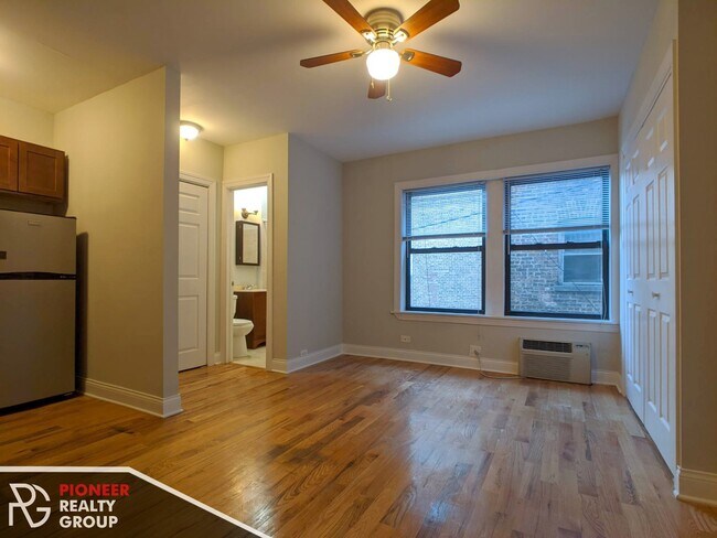 833 W Wolfram St, Unit 3 in Chicago, IL - Building Photo - Building Photo