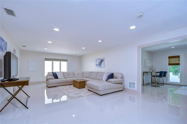 103 Belle Isle Ave in Belleair Beach, FL - Foto de edificio - Building Photo