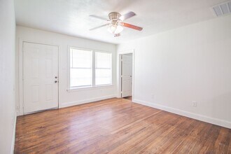 2010 40th St in Lubbock, TX - Building Photo - Building Photo
