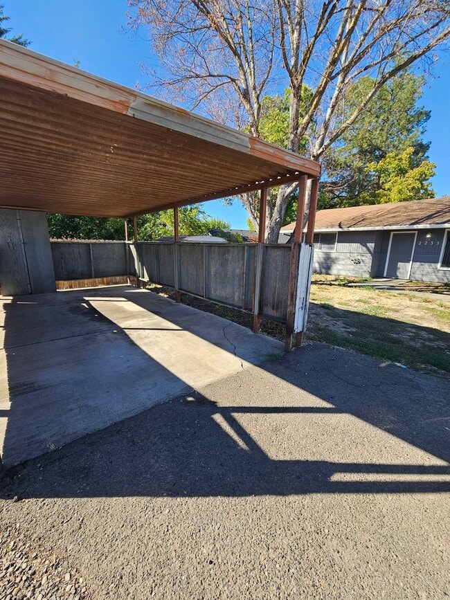 2235 Crater Lake Ave in Medford, OR - Building Photo - Building Photo