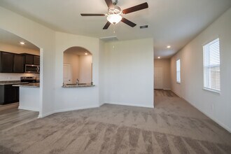 8414 Bermuda Blue Rd in Mont Belvieu, TX - Foto de edificio - Building Photo