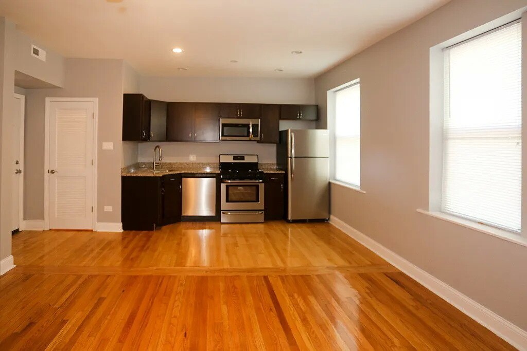 2958 N Washtenaw Ave, Unit 1 in Chicago, IL - Building Photo