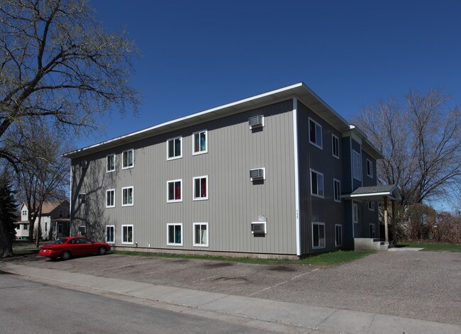 735 Tyler St NE in Minneapolis, MN - Foto de edificio - Building Photo