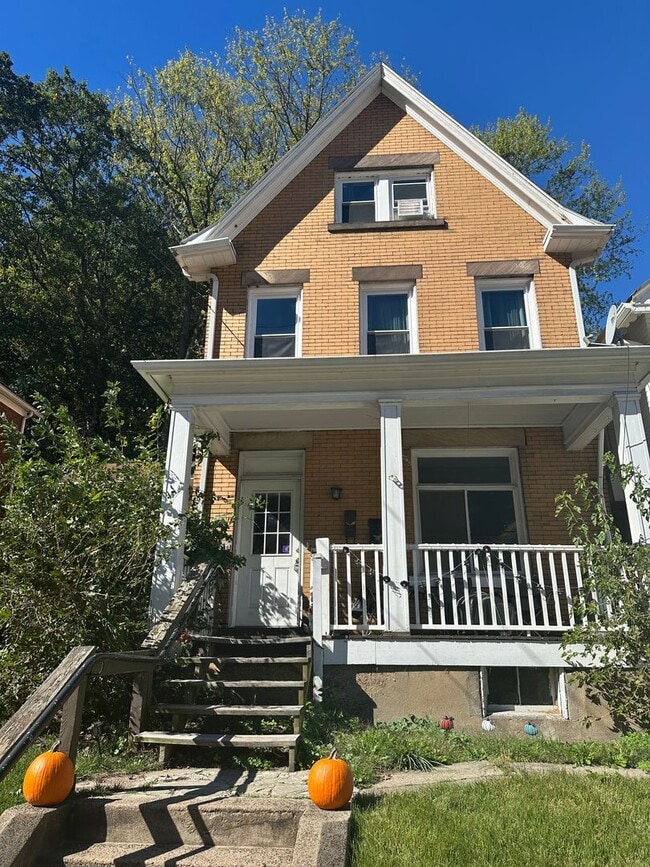 526 Westinghouse Ave in Wilmerding, PA - Building Photo - Building Photo