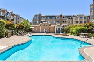 6400 Christie Ave, Unit 4422 in Emeryville, CA - Building Photo - Building Photo