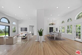 15851 Mulholland Pl in Los Angeles, CA - Building Photo - Building Photo
