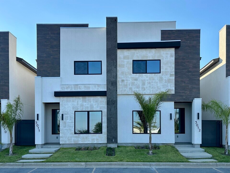 8218 Casa Verde Rd in Laredo, TX - Building Photo