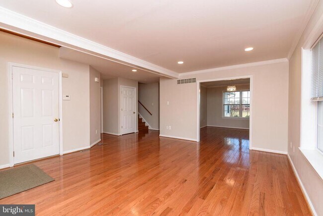 521 Dogwood Dr in Maple Glen, PA - Foto de edificio - Building Photo