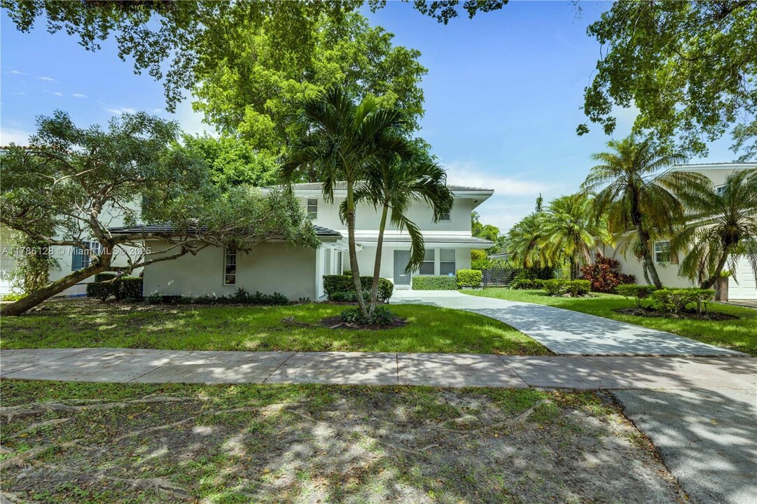 427 Garlenda Ave in Coral Gables, FL - Foto de edificio