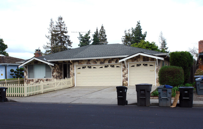 732 Muir Dr in Mountain View, CA - Building Photo - Building Photo