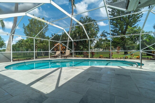 13660 Folkestone Ct in Wellington, FL - Building Photo - Building Photo