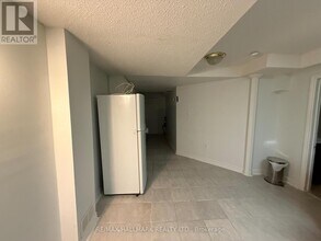 5923 Sidmouth St in Mississauga, ON - Building Photo - Building Photo