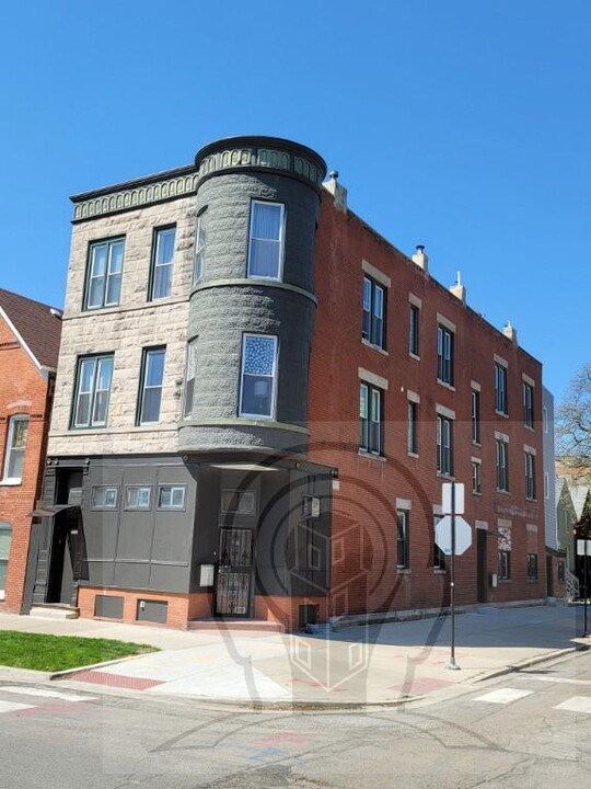 1058 N Rockwell St in Chicago, IL - Foto de edificio