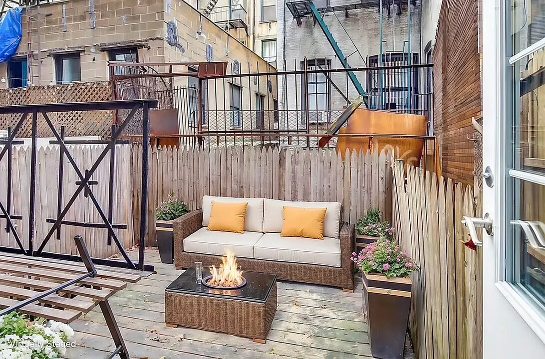 321 W 16th St in New York, NY - Building Photo
