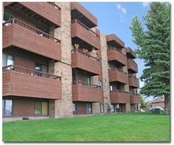 St. James Place in Saskatoon, SK - Building Photo