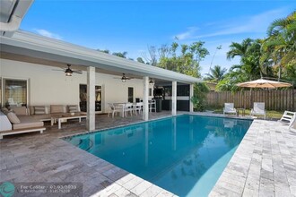 2725 NE 35th Ct in Fort Lauderdale, FL - Foto de edificio - Building Photo