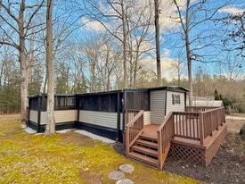 20 Magnolia Ct in Bracey, VA - Building Photo