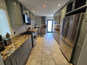 2645 Garnet Ave in San Diego, CA - Foto de edificio - Building Photo