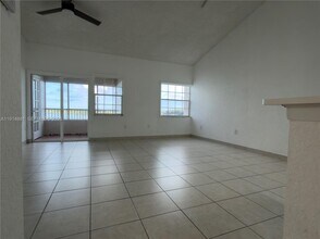 2803 N Oakland Forest Dr in Oakland Park, FL - Building Photo - Building Photo