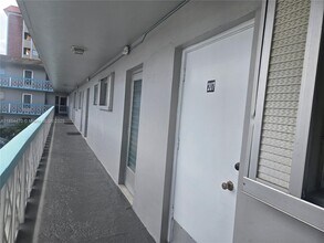 1021 Crystal Lake Dr in Pompano Beach, FL - Building Photo - Building Photo