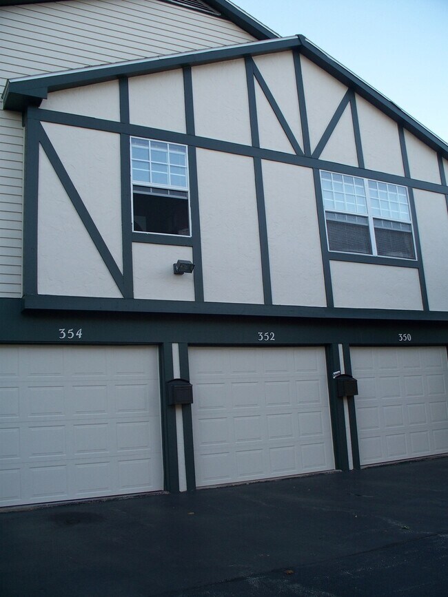 352 Ashwood Ct in Vernon Hills, IL - Building Photo - Building Photo