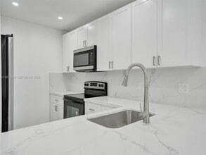 10051 Winding Lake Rd, Unit 2 in Sunrise, FL - Foto de edificio - Building Photo