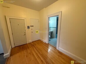 465 Park Dr, Unit 20 in Boston, MA - Foto de edificio - Building Photo