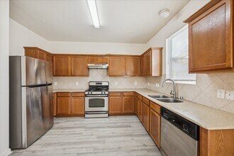 8102 Fisher Glen Ln in Houston, TX - Building Photo - Building Photo