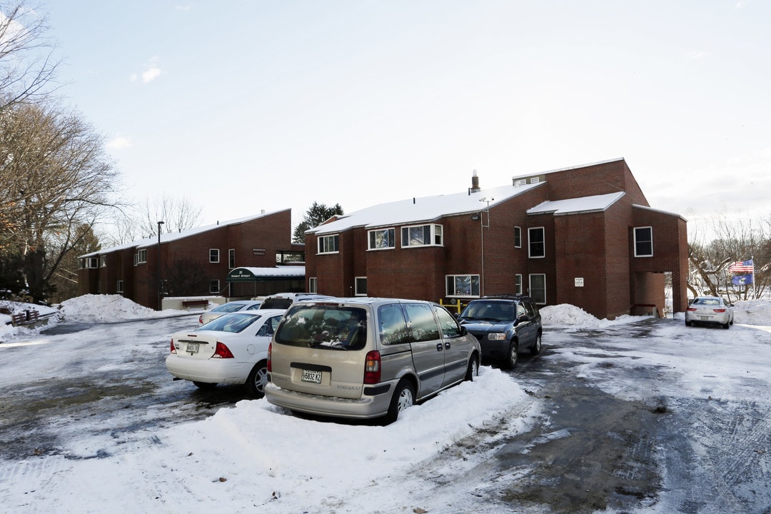 Westbrook Terrace Apartments in Westbrook, ME - Foto de edificio