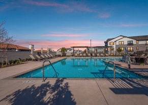 Crescent Apartments in Roseville, CA - Building Photo