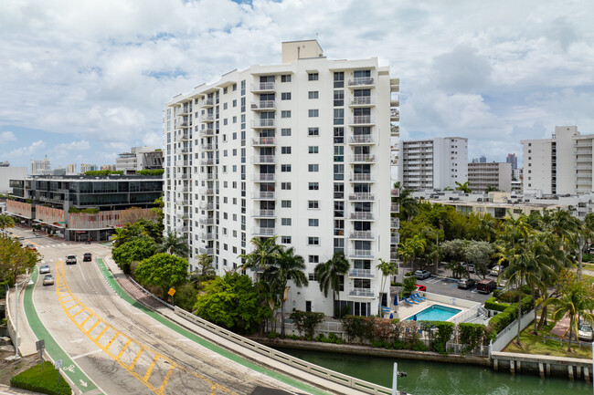 West Bay Plaza Condominiums in Miami Beach, FL - Building Photo - Building Photo