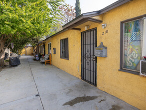 210 N Florence St in Burbank, CA - Building Photo - Building Photo