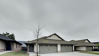 11514 Keystone Cir in Oklahoma City, OK - Building Photo