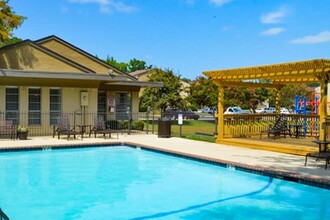 Fairways in Longview, TX - Foto de edificio - Building Photo