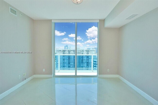 1945 S Ocean Dr in Hallandale Beach, FL - Building Photo - Building Photo
